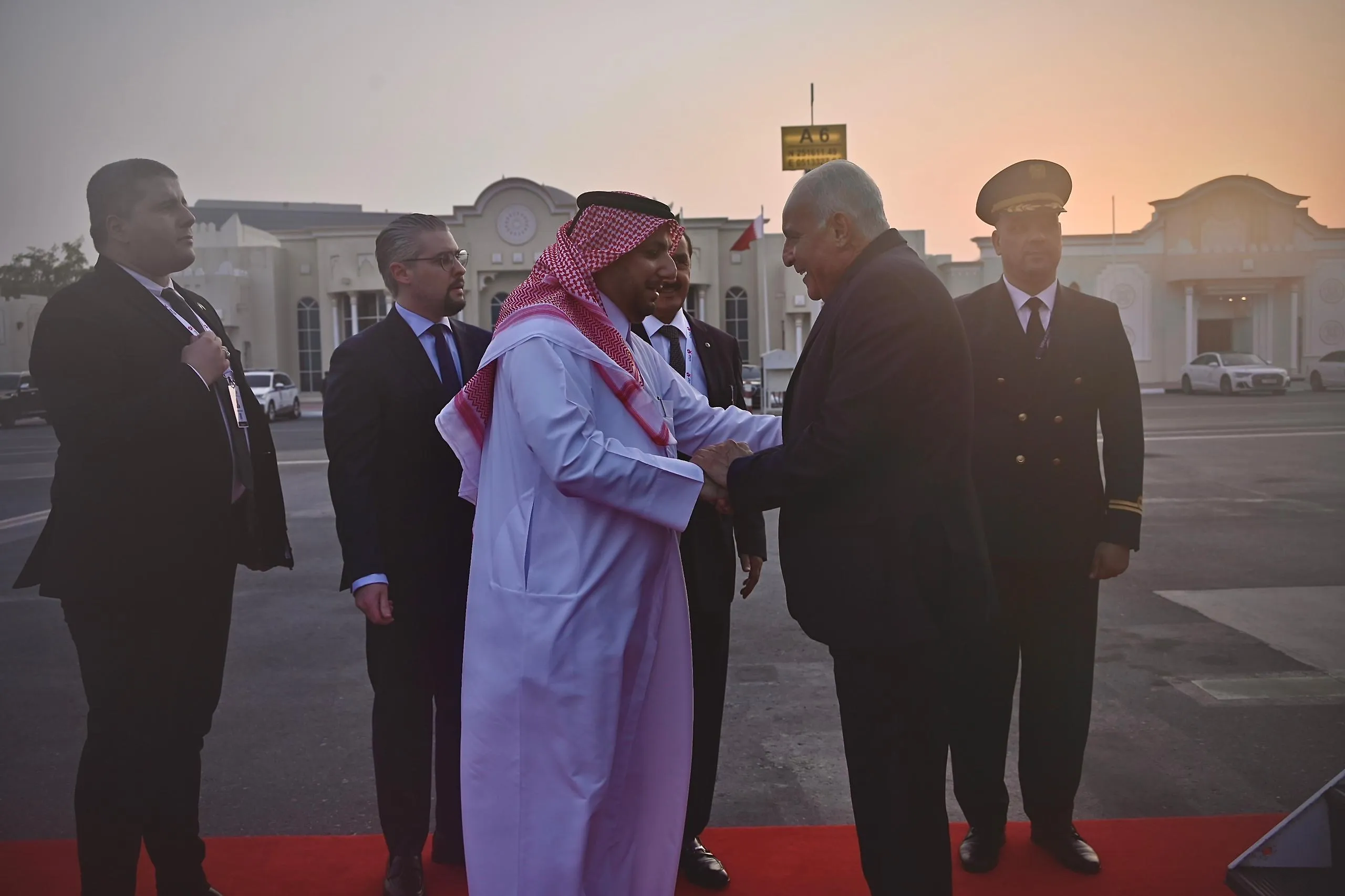 بتكليف من الرئيس تبون.. عطاف يحل بالدوحة للمشاركة في القمة  الطارئة
