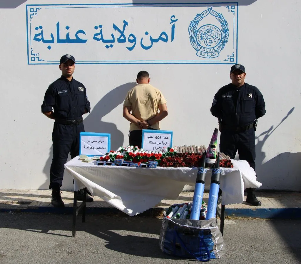 توقيف مسبوق قضائيا وحجز 606 ألعاب نارية محظورة بعنابة