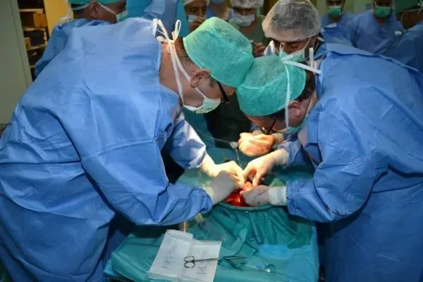 فريق طبي موريتاني يشارك في عمليات زرع كلى بالجزائر