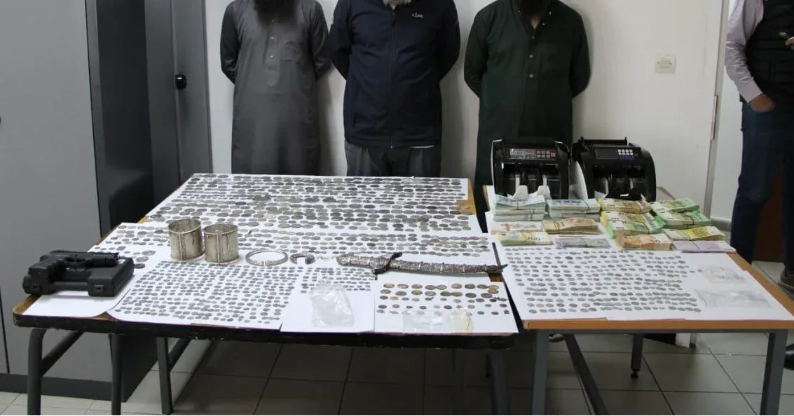 إحباط محاولة تهريب 182 ألف أورو إلى تركيا وحجز 1352 قطعة نقدية أثرية