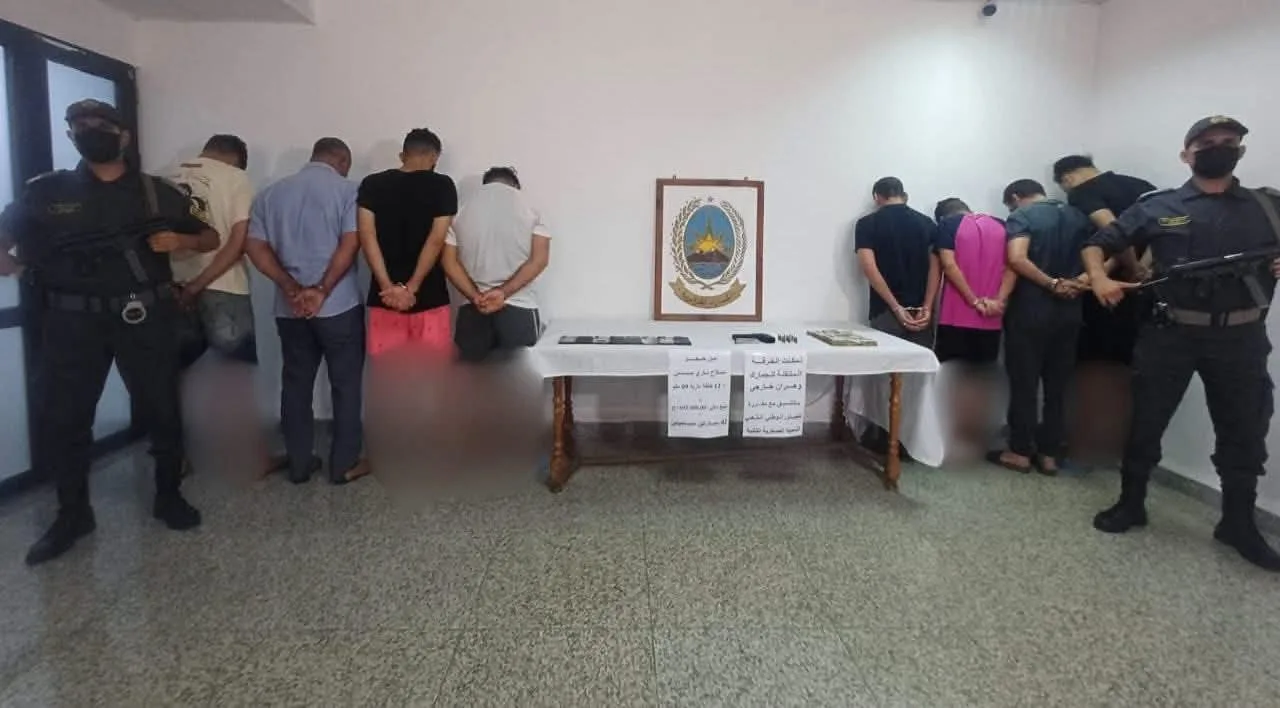 جمارك وهران تُحبط محاولة تهريب سلاح وتوقف 8 أشخاص