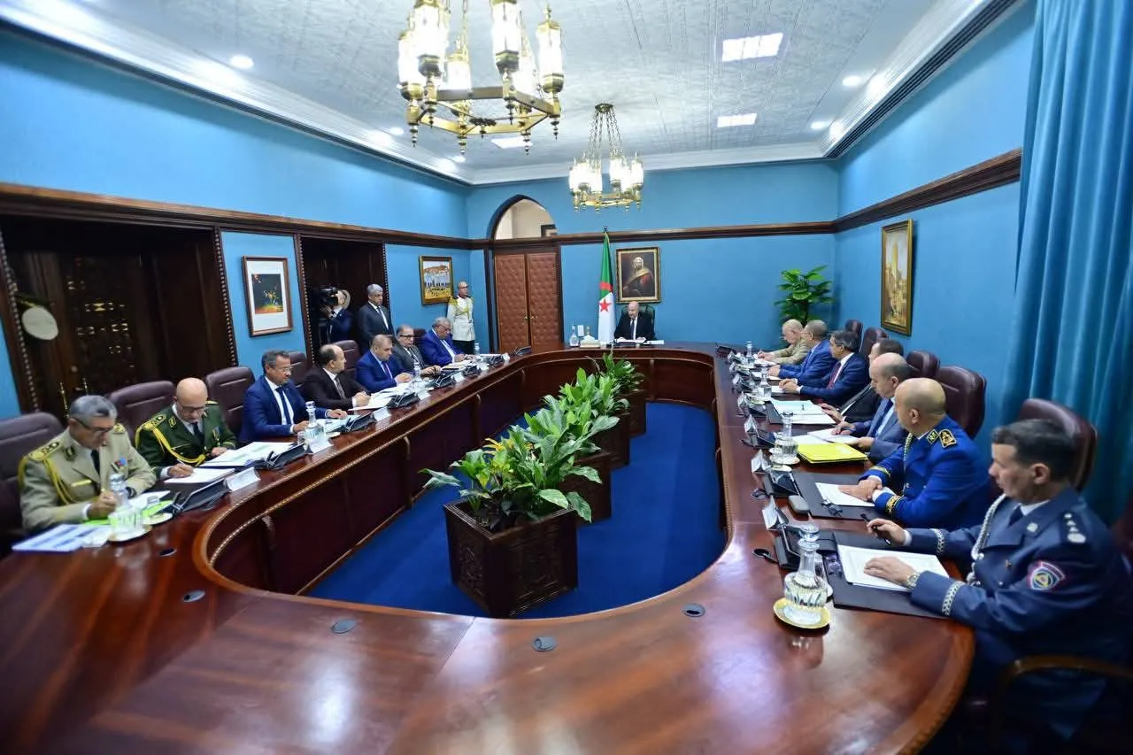 الرئيس تبون يأمر باستيراد 10 آلاف حافلة لنقل المسافرين وعجلات المركبات