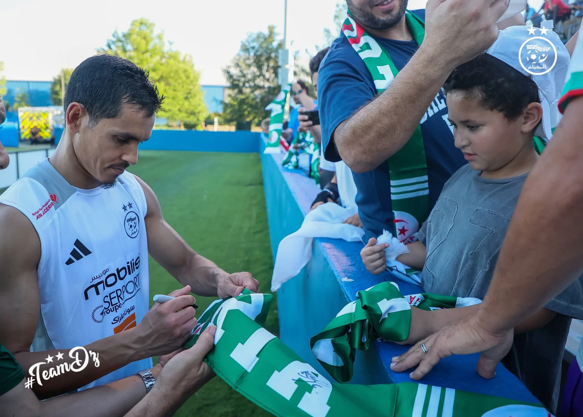 ماندي يدعو الجماهير الجزائرية إلى مواصلة دعم المنتخب الوطني