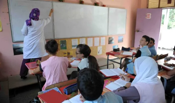 وزير التربية يكشف عن فتح مسابقة لتوظيف الأساتذة