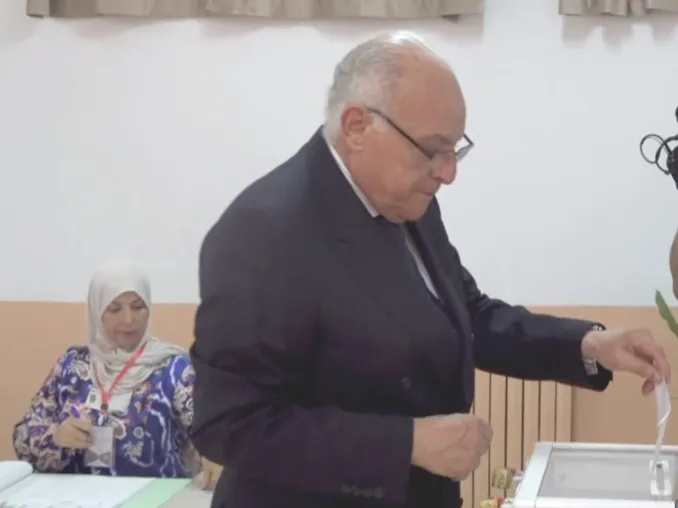 وزير الدولة للشؤون الخارجية أحمد عطاف يدلي بصوته الانتخابي