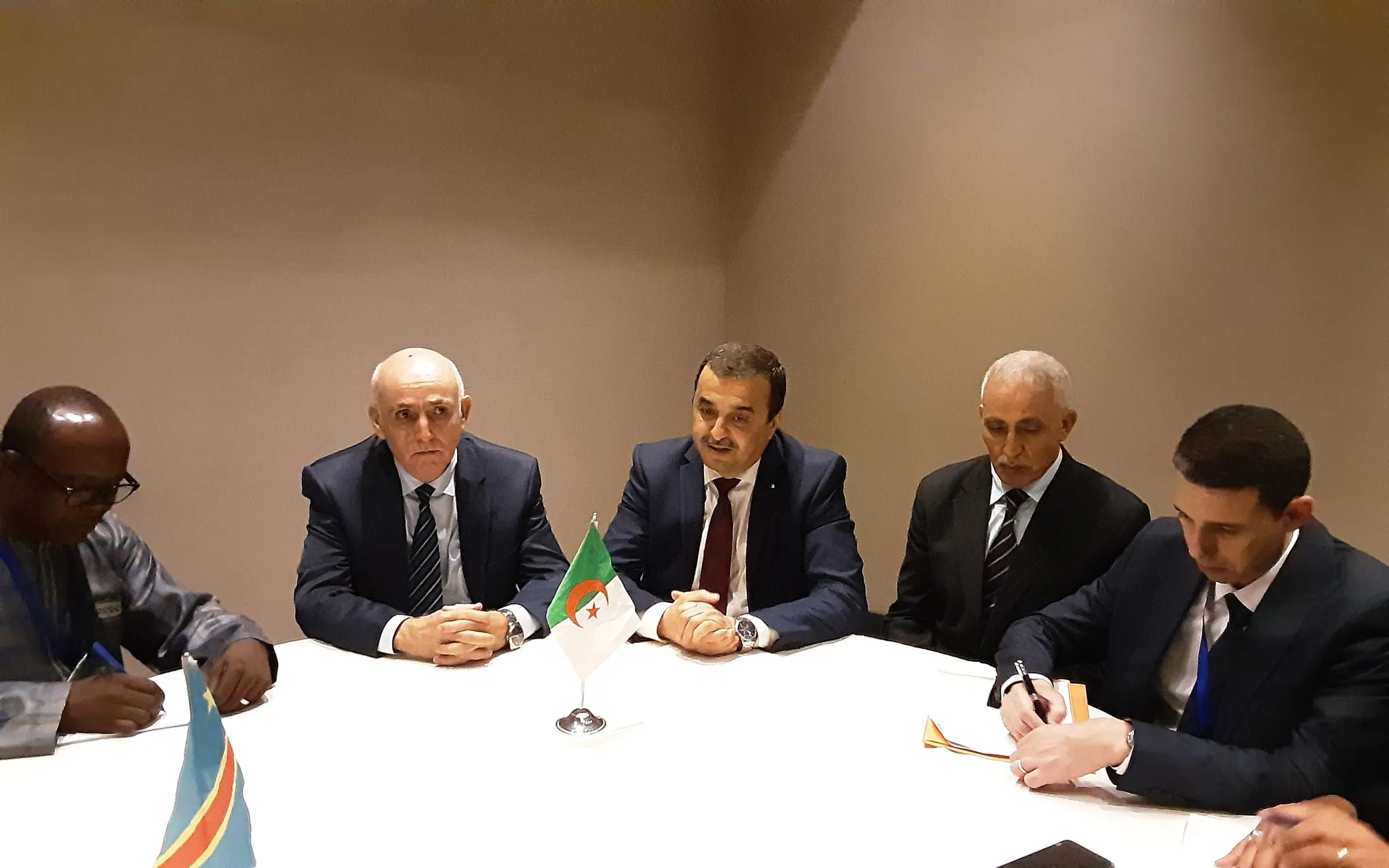 الجزائر والكونغو تناقشان فرص الاستثمار في مجال المحروقات