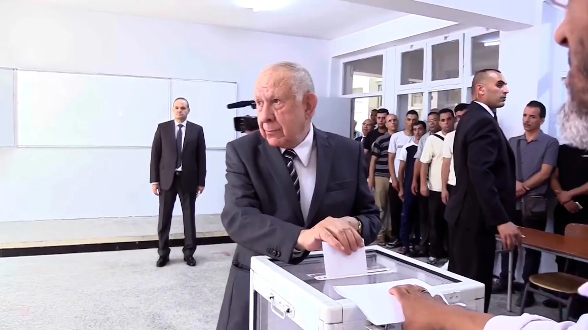 الفريق أول شنقريحة يؤدي واجبه الإنتخابي