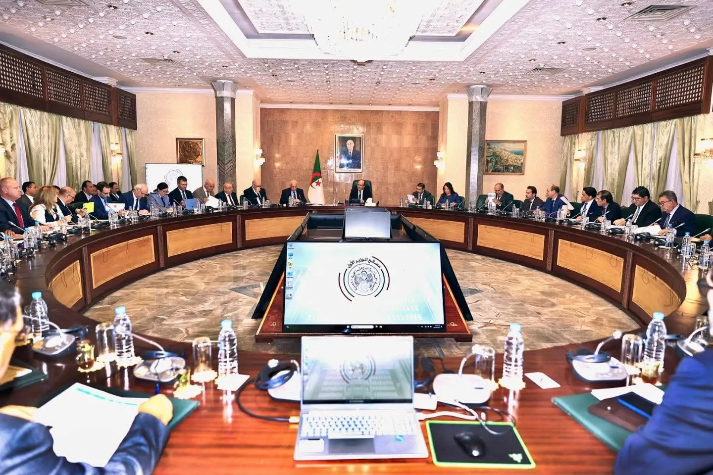 غريب يترأس اجتماعاً مع المتعاملين الاقتصاديين لمتابعة تنفيذ عقودIATF