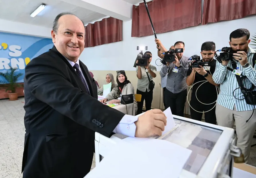 الوزير الأول يؤدي واجبه الانتخابي بمدرسة أحمد عروة ببوشاوي