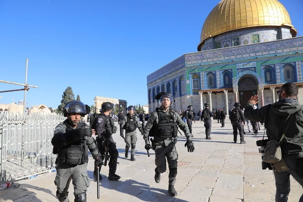 الكيان الصهيوني يغلق المسجد الأقصى ويشدد الإجراءات في الضفة