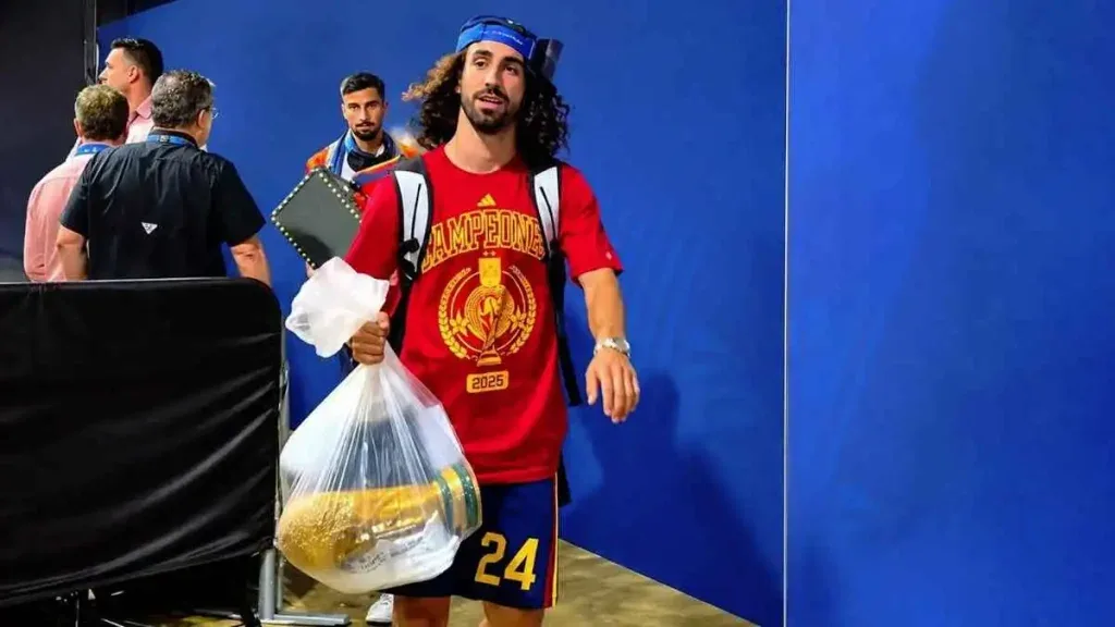 كوكوريلا يخطف الأنظار بحمل كأس العالم في كيس بعد تتويج إسبانيا