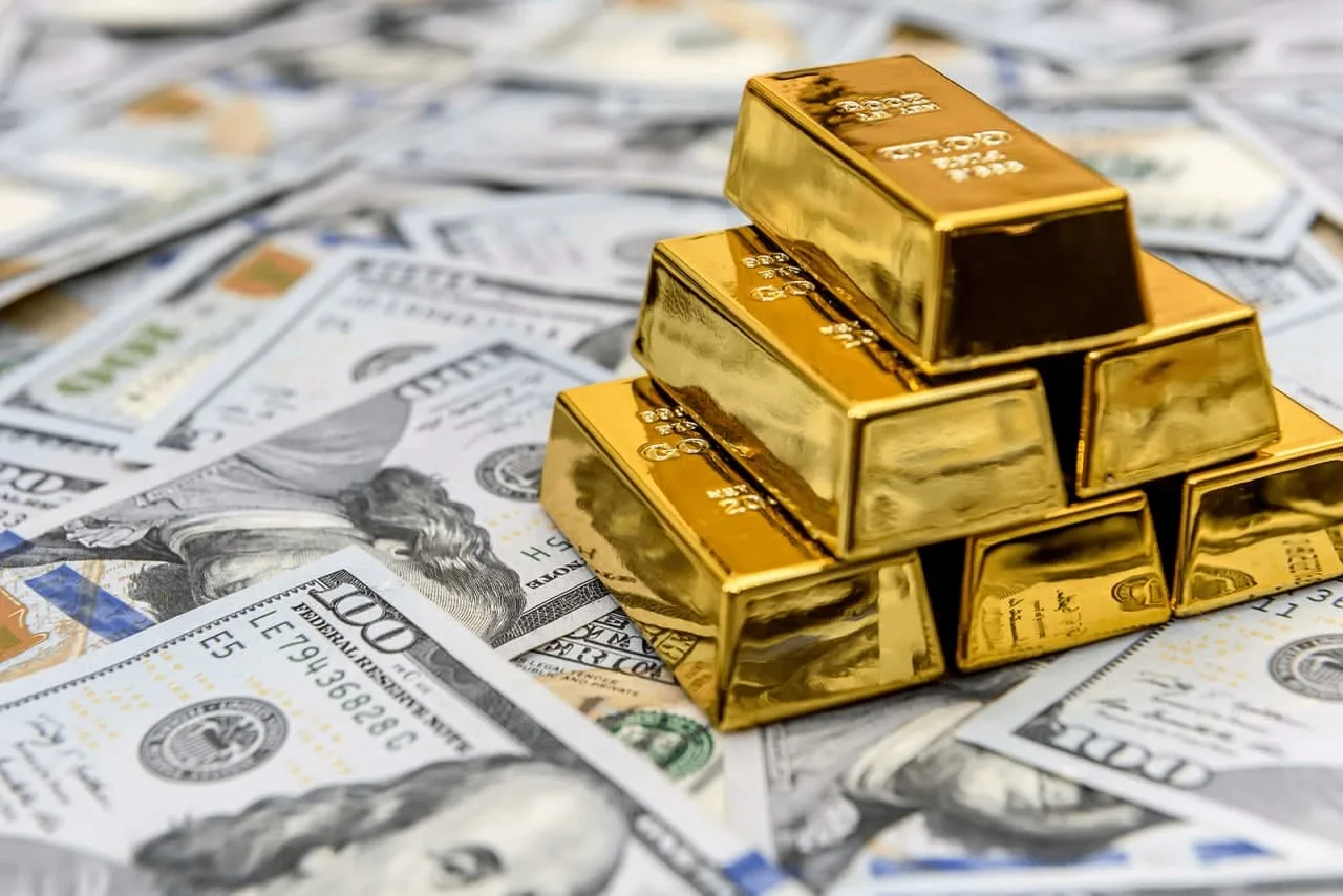 تراجع الذهب مع صعود الدولار وتشديد السياسة النقدية