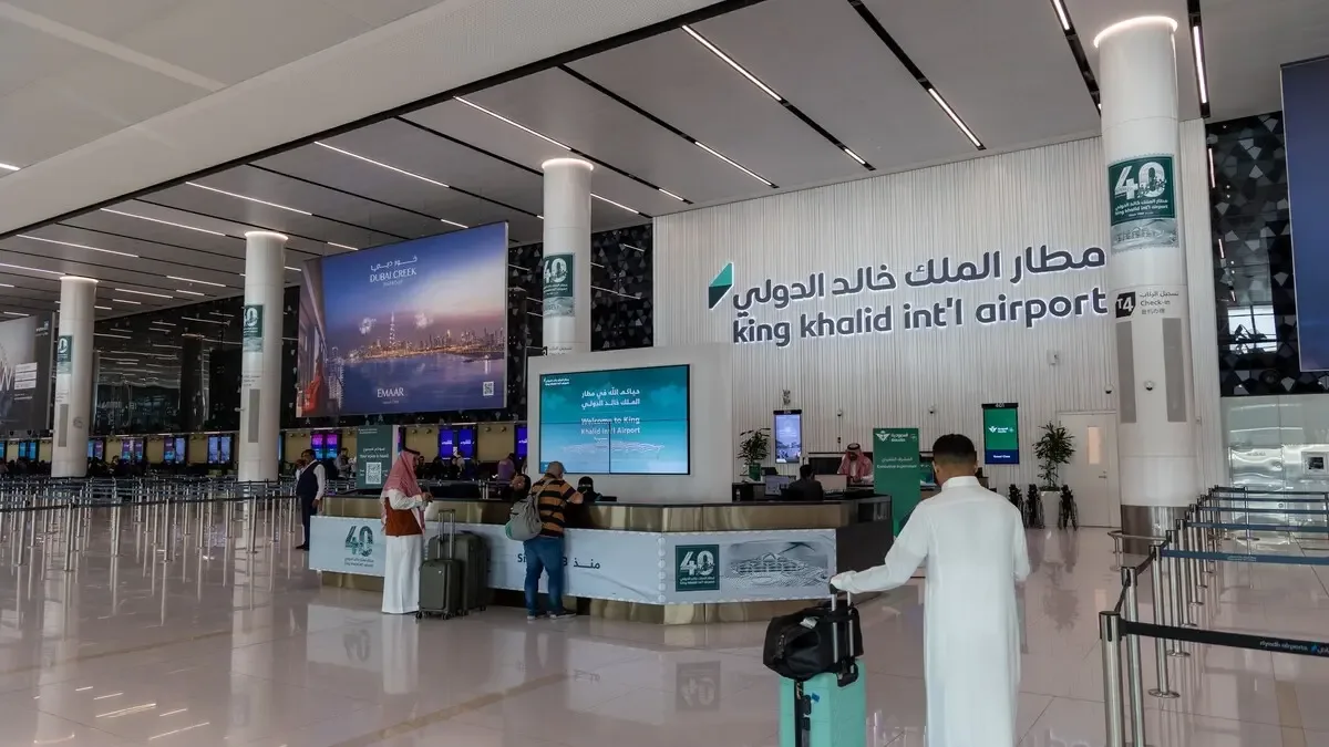السعودية تعلق العمليات في مطار الملك خالد الدولي بعد حادث أمني