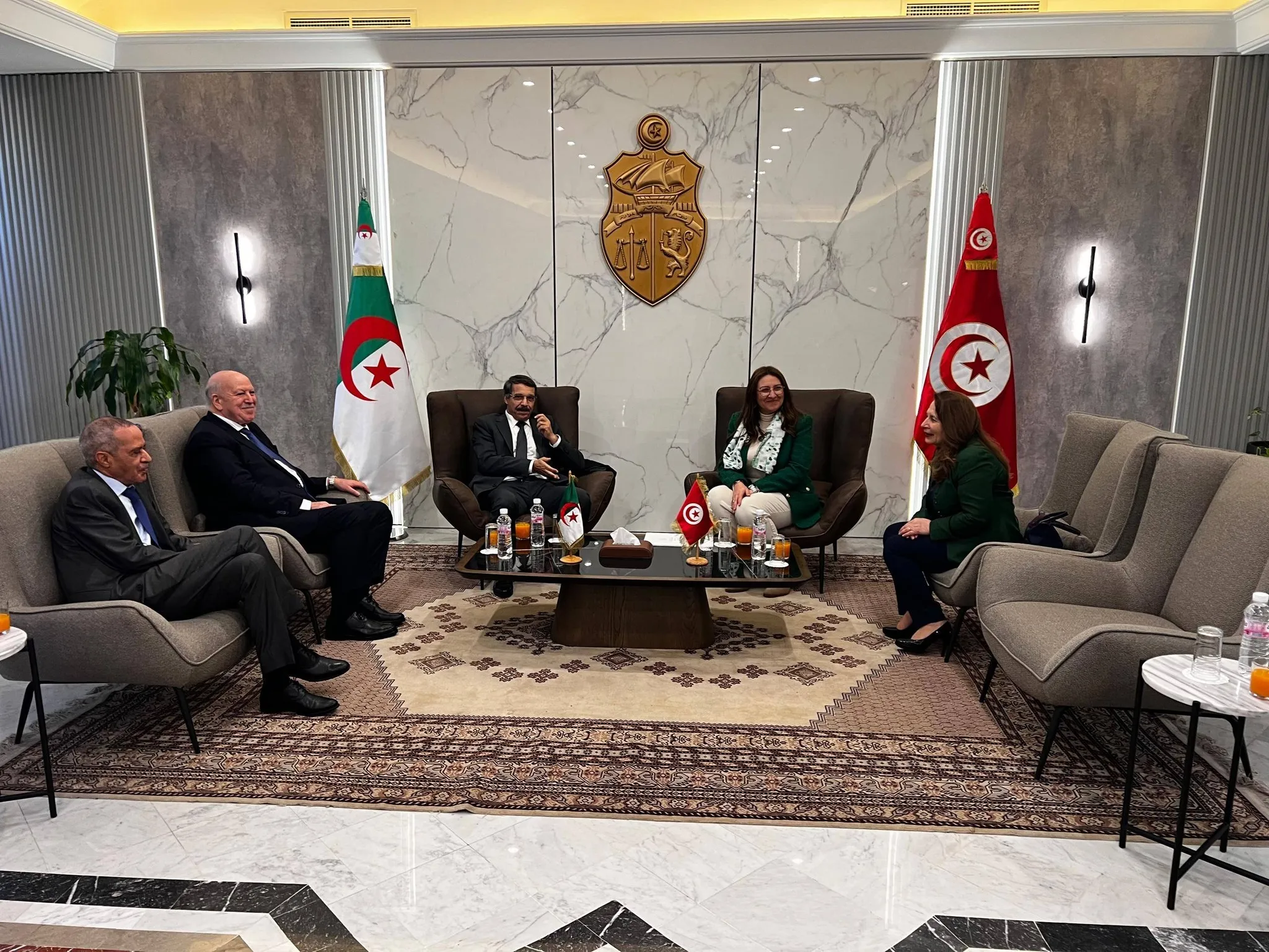 وزيرا الصناعة والمالية يحلان بتونس