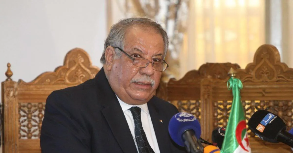 رئيس الجمهورية يلقي النظرة الأخيرة على جثمان بوعلام بوعلام