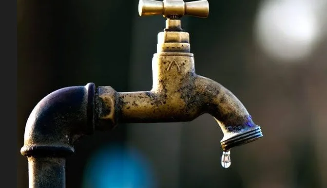 تذبذب وتأخر برنامج توزيع مياه الشرب بعدد من البلديات بالعاصمة