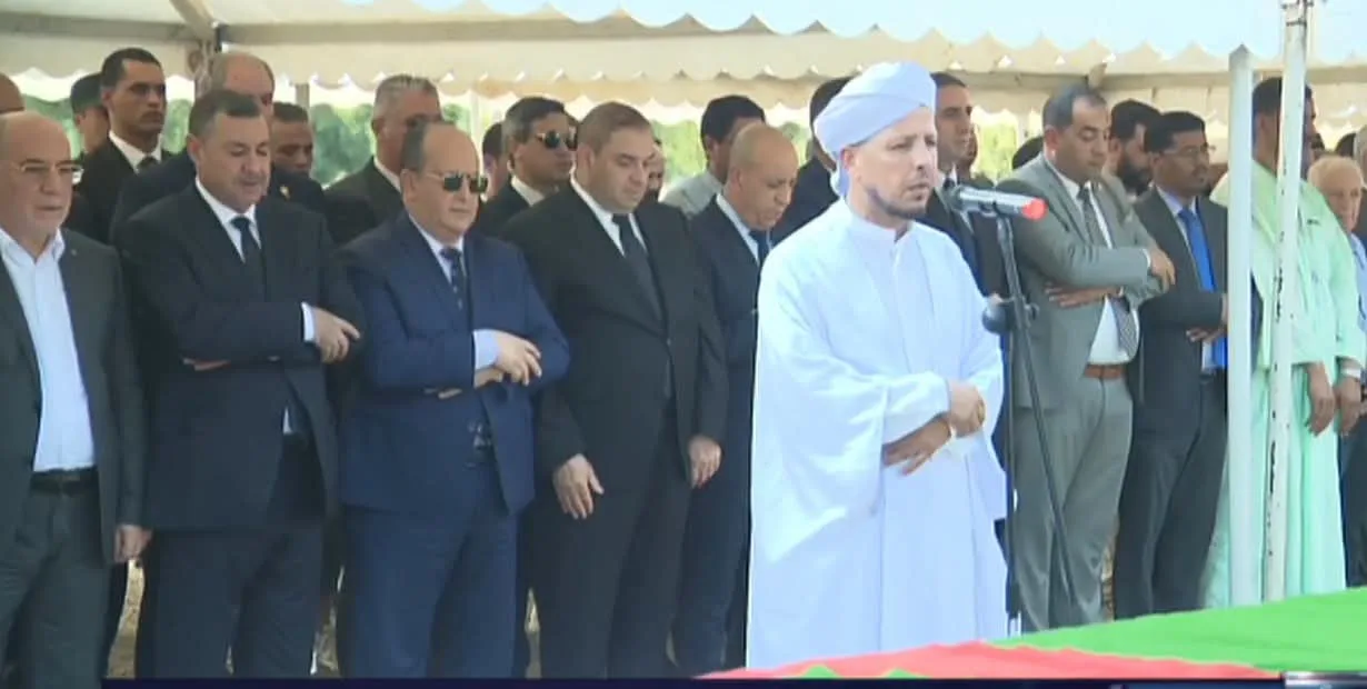 الوزير الأول يشارك في تشييع ضحايا حريق مؤسسة رعاية الأطفال بالعاصمة
