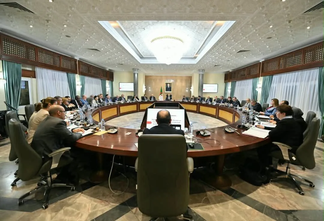الوزير الأول يترأس اجتماعا للحكومة