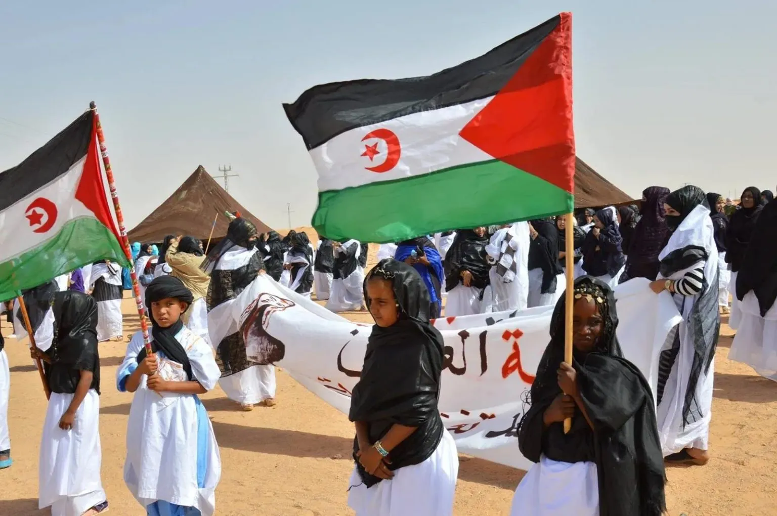 وفود أجنبية في زيارة لمخيمات اللاجئين الصحراويين ومؤسسات الدولة الصحراوية