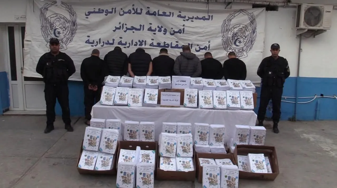 الإطاحة بسبعة موظفين في قضية سرقة كتب مدرسية
